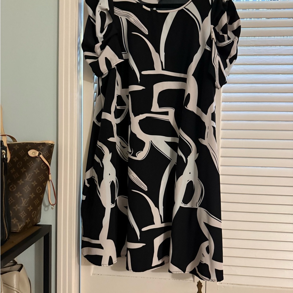 Emery Rose Black and White Abstract Print Dress - Picture 2 of 2